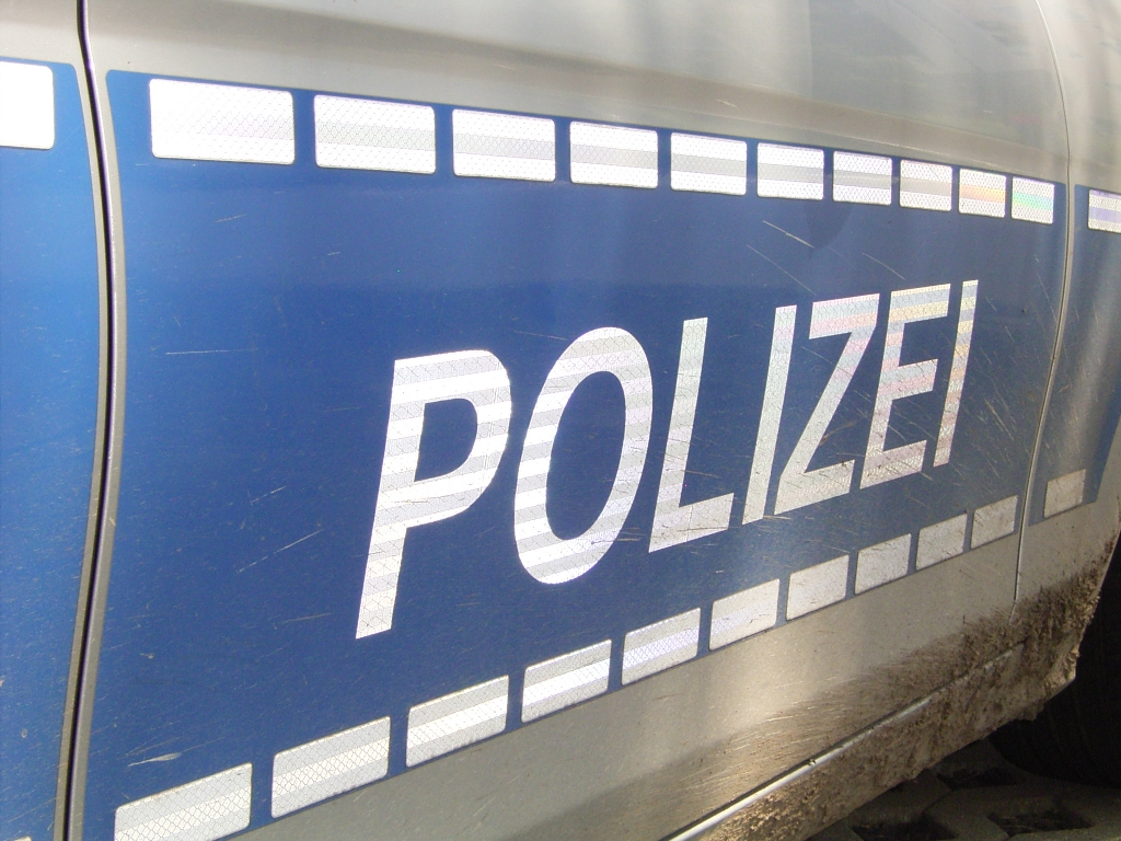 Mit Sattelzug im Straßengraben gelandet