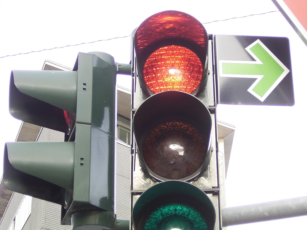 Rentner fährt Ampel über den Haufen