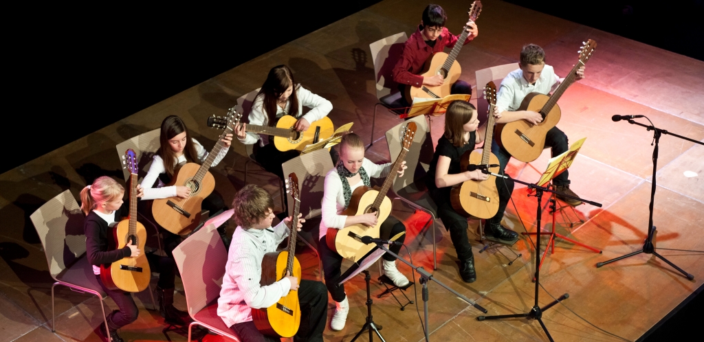 Musik- und Kunstschule lädt zur Gitarren-Vorspielwoche ein