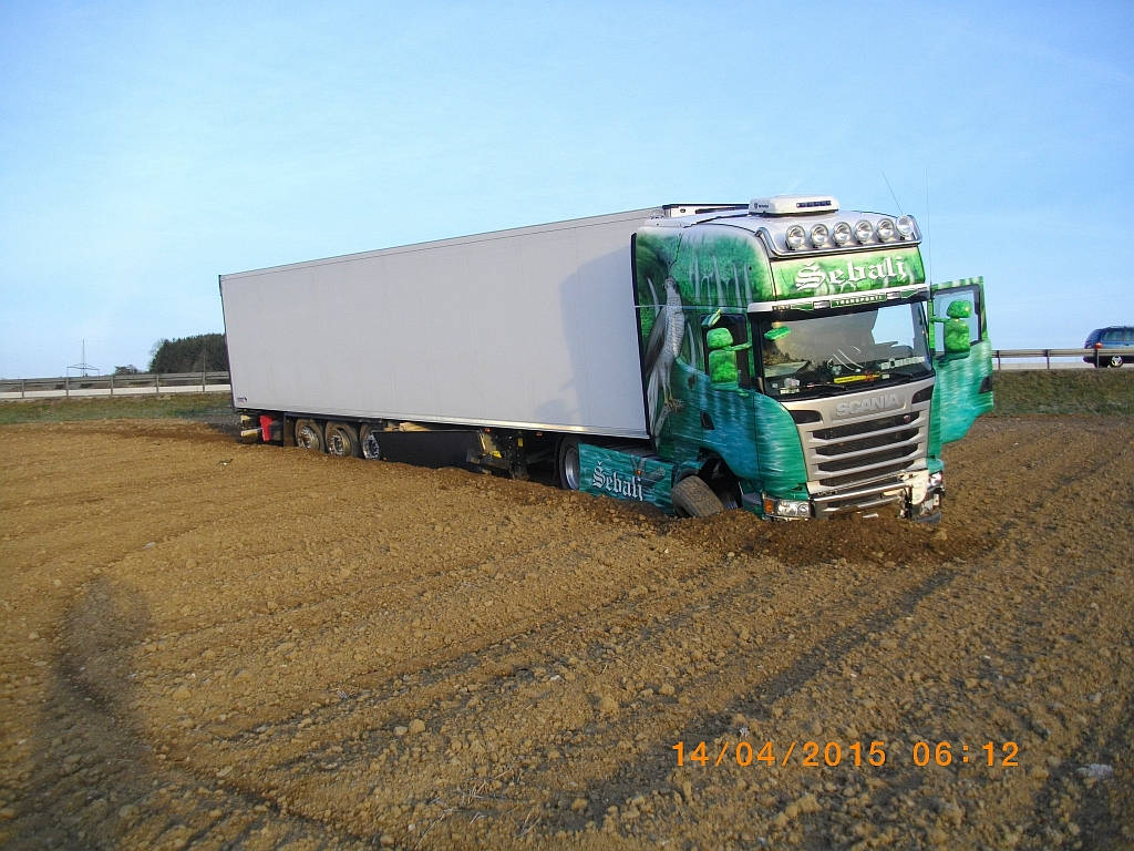 Am Steuer eingeschlafen und neben der Autobahn gelandet