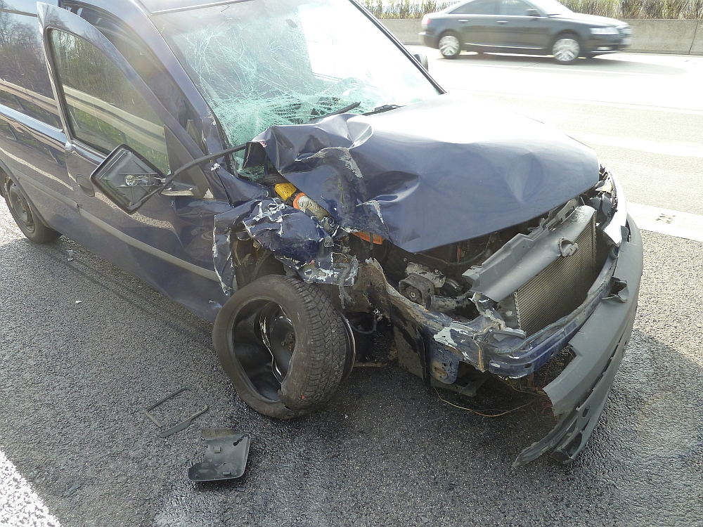In Schilderwagen vor Baustelle gefahren