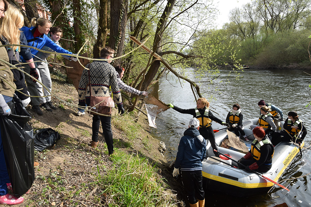 Saaleputz 2.0: Auszubildende der Uniklinik räumen auf