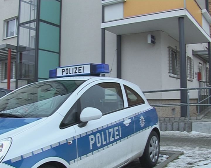 Pkw-Fahrer kracht in Haus – Zeugen gesucht