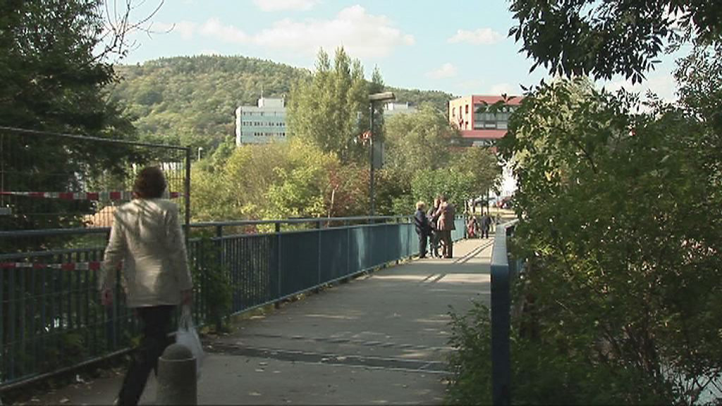 Straßenbahnticket lösen – Baumaßnahme an der Saale-Fußgängerbrücke beendet