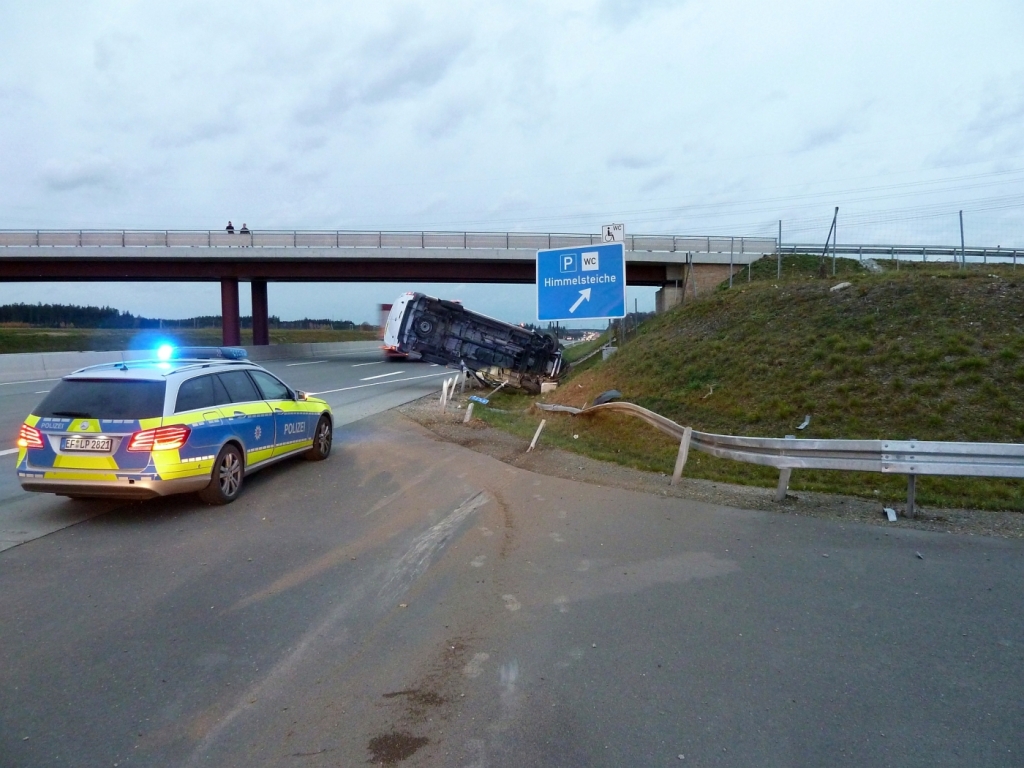 Kleintransporter kippt auf der A 9 um