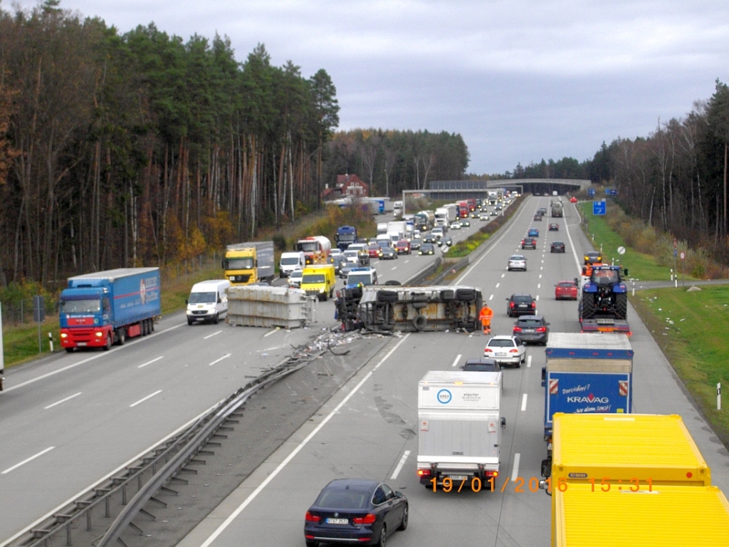 Lkw durchbricht Mittelleitplanke auf A 9