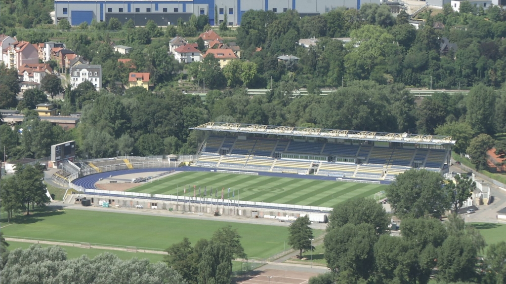 Neue Flutlichtanlage für Ernst-Abbe-Sportfeld 