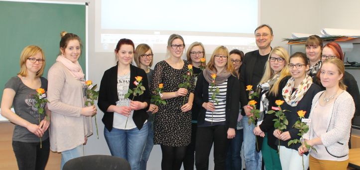 Landtagsabgeordneter im Gespräch mit Azubis