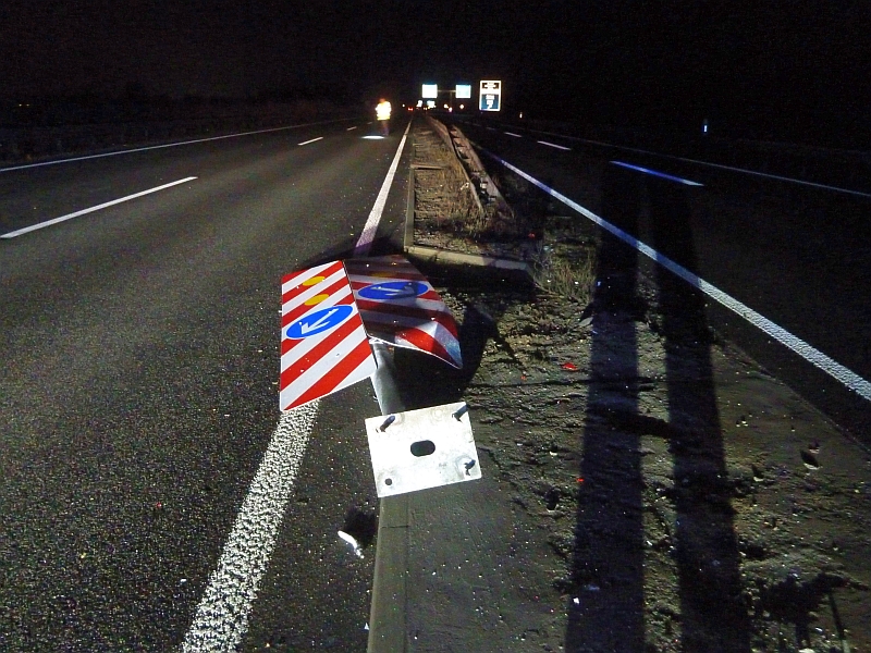 Verkehrsteiler umgefahren