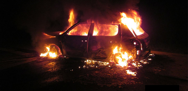 Pkw nach Unfall völlig ausgebrannt