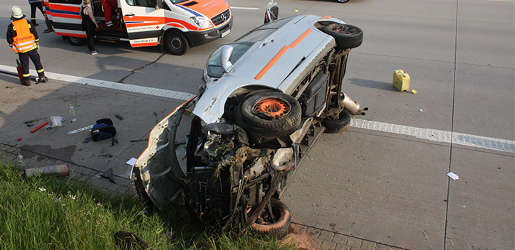 30-Jährige überschlägt sich mit Auto: sechs Personen verletzt
