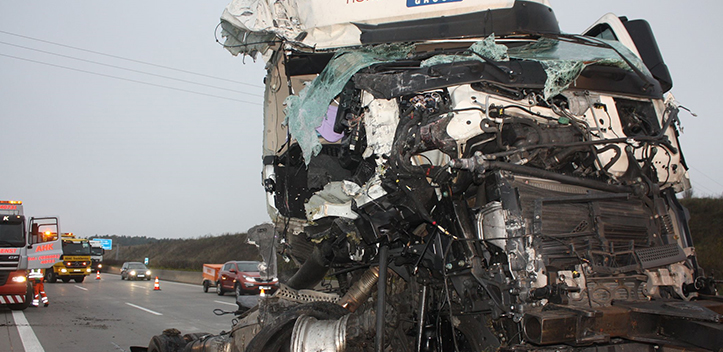Zwei Verletzte und großer Sachschaden bei Unfall mit Gefahrguttransporter
