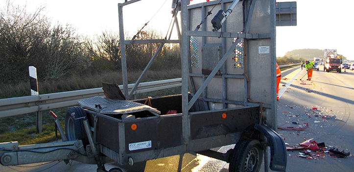 Lkw fährt auf Schilderwagen auf
