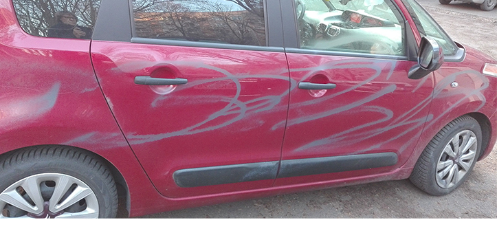 Auto zum fünften Mal mit Farbe besprüht