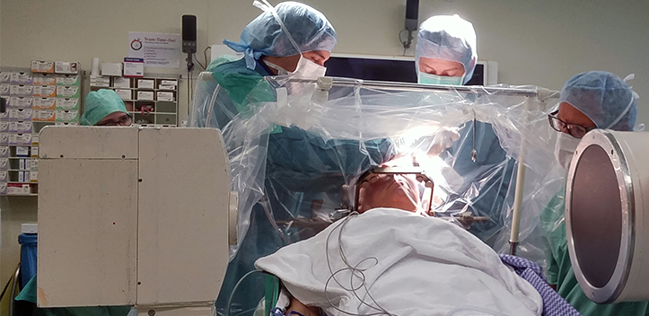 Erste Tiefenhirnstimulation unter Hypnose am UKJ