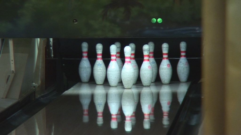 Fußball- und Basketball-Profis bowlen für einen guten Zweck   