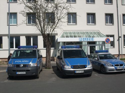 Spiegelverkehrtes Hakenkreuzsymbol aufgehängt