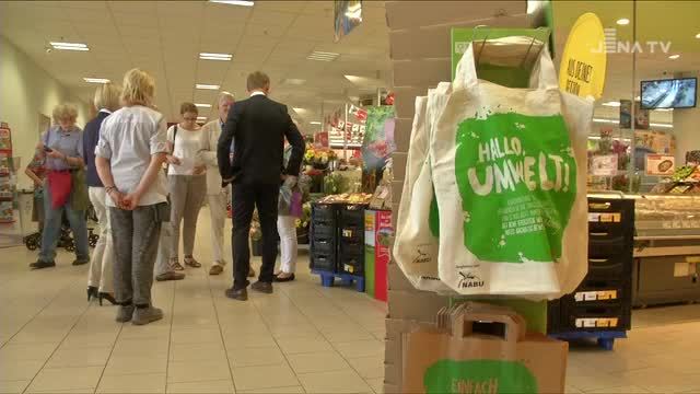 Große Verantwortung: Der Rewe-Markt am Allendeplatz verabschiedet sich von Plastetüten