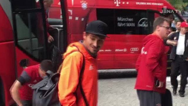 Große Freude: Jenaer Fußballfans empfingen lautstark die Spieler von Bayern München