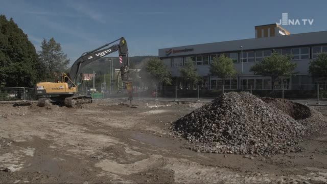 Staubig und laut: Von der früheren Kaufhalle in Lobeda-West ist nicht mehr viel zu sehen