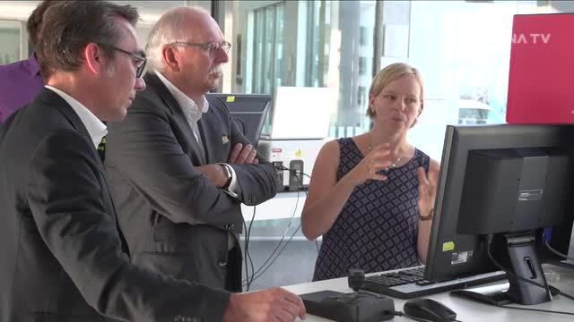 Bewährte Forschung: Die IPHT-Exponate überzeugen auch den Präsidenten der Leibniz-Gemeinschaft