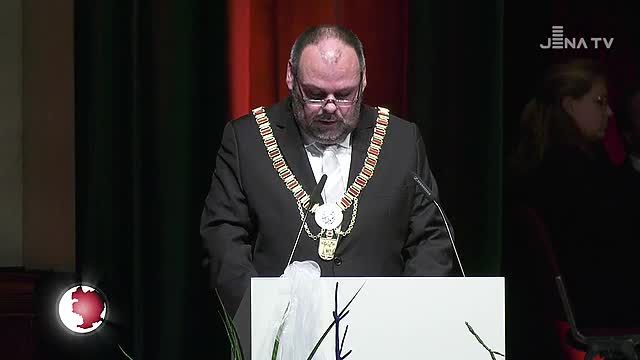 Amtsschmuck dran: Gabriele Beibst übergab die Rektorenkette an ihren Nachfolger Steffen Teichert