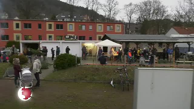 Weihnachtsbaumweitwurf: Auf dem Westsportplatz gab es wieder die kuriose Tradition zum Jahresstart
