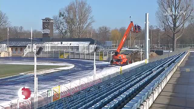 Flutlichtanlage: Im Ernst-Abbe-Sportfeld hat das Aufstellen der Masten begonnen
