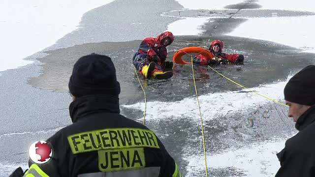 Schnelle Rettung auf der Saale: Die Feuerwehr probte den Ernstfall auf Eis