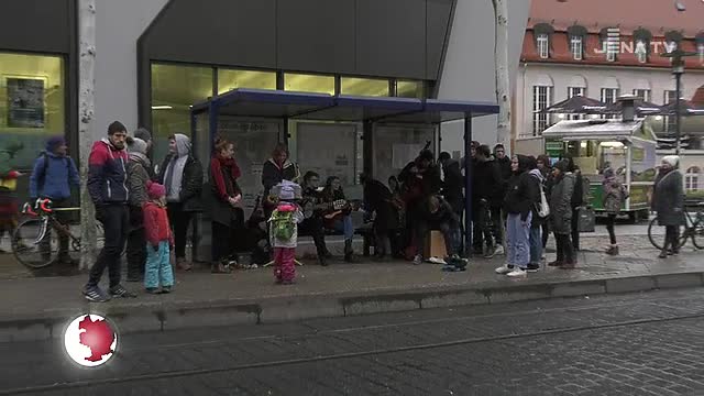 Aktionen an Haltestellen: Jenaplanschüler unterhielten Fahrgäste mit abgefahrenen Ideen