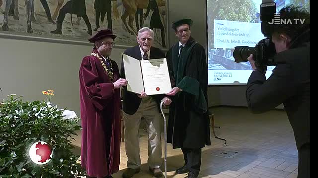 Mit Energie: Der Akku-Miterfinder erhielt die Ehrendoktorwürde der Universität