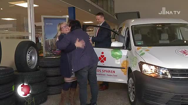 Übergabe am Valentinstag: Die Elterninitiative für krebskranke Kinder hat ein neues Vereinsauto