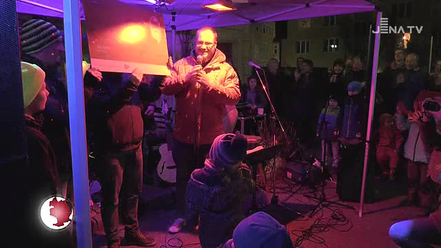 Spende überreicht: Bei der Konzertreihe „Musikalischer Weihnachtskalender“ kamen 19 000 Euro zusammen