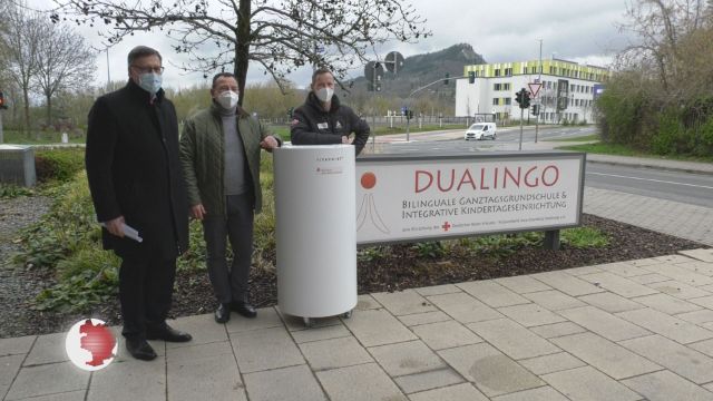 Unterstützung für Ganztagsgrundschule: Die Sparkasse übergab ein Luftreinigungsgerät