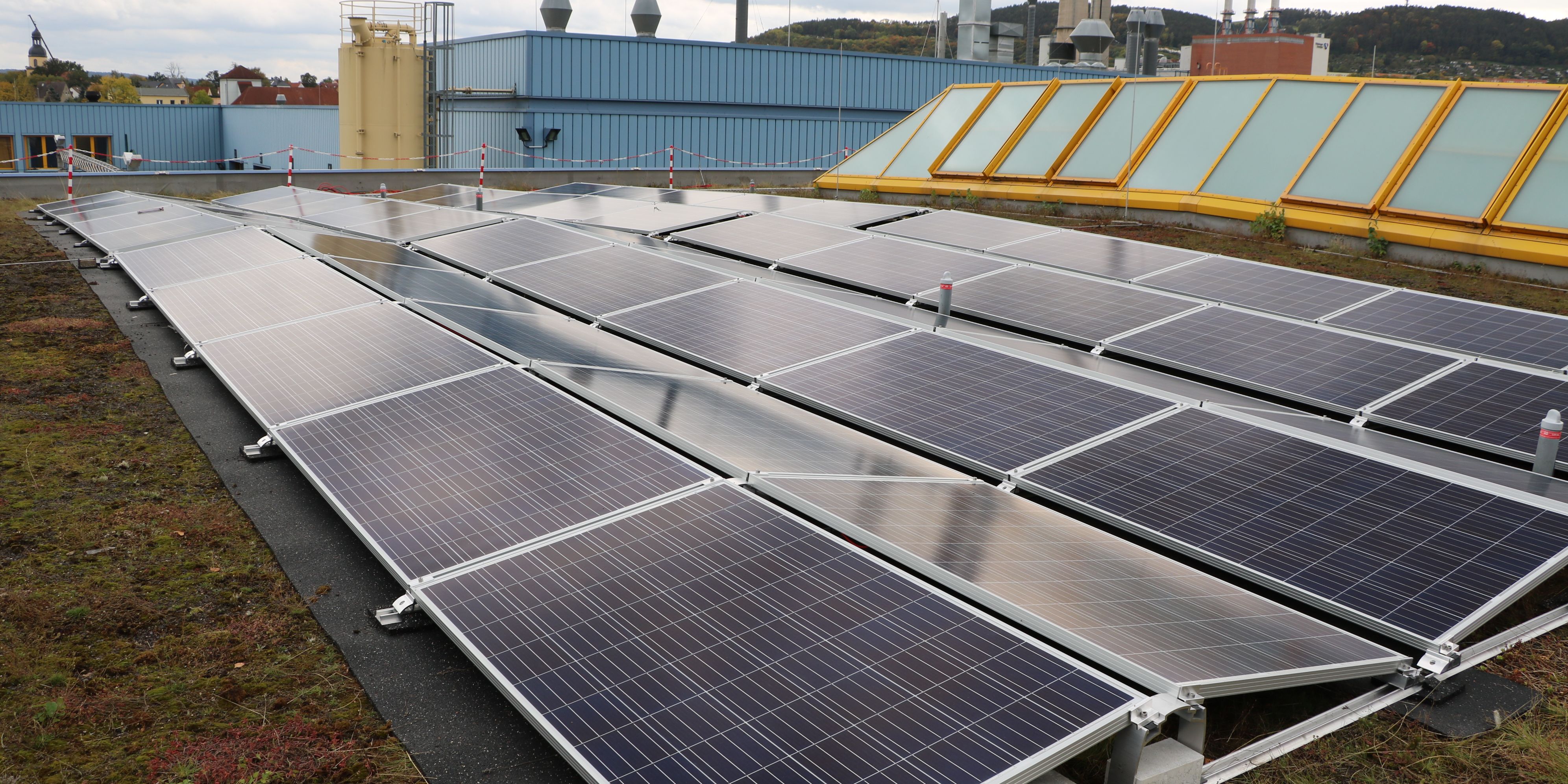 Neue Photovoltaikanlage auf Burgauer Fahrzeug-Abstellhalle