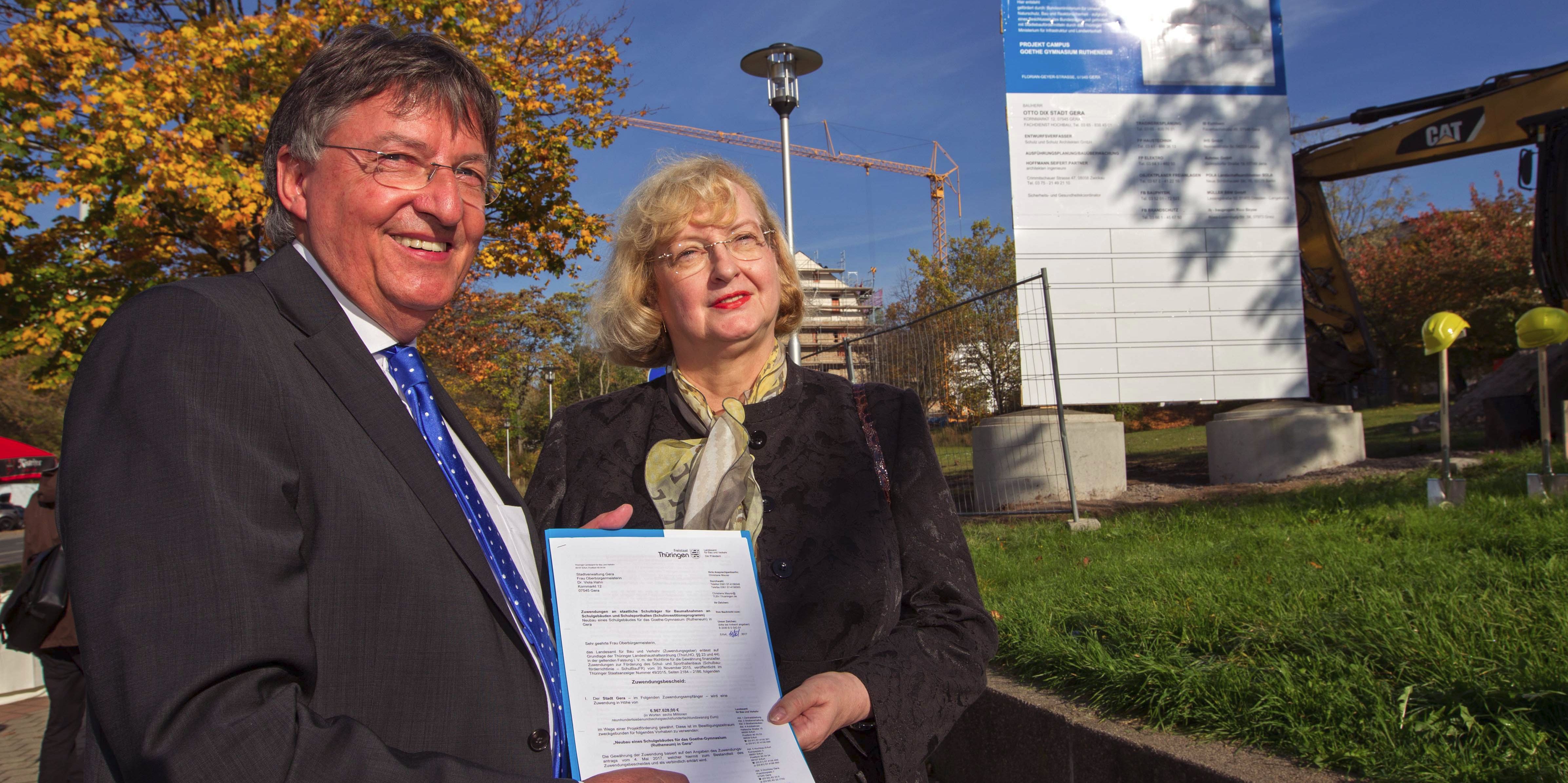 Erster Spatenstich für die neue Sporthalle Erster Spatenstich für die neue Sporthalle