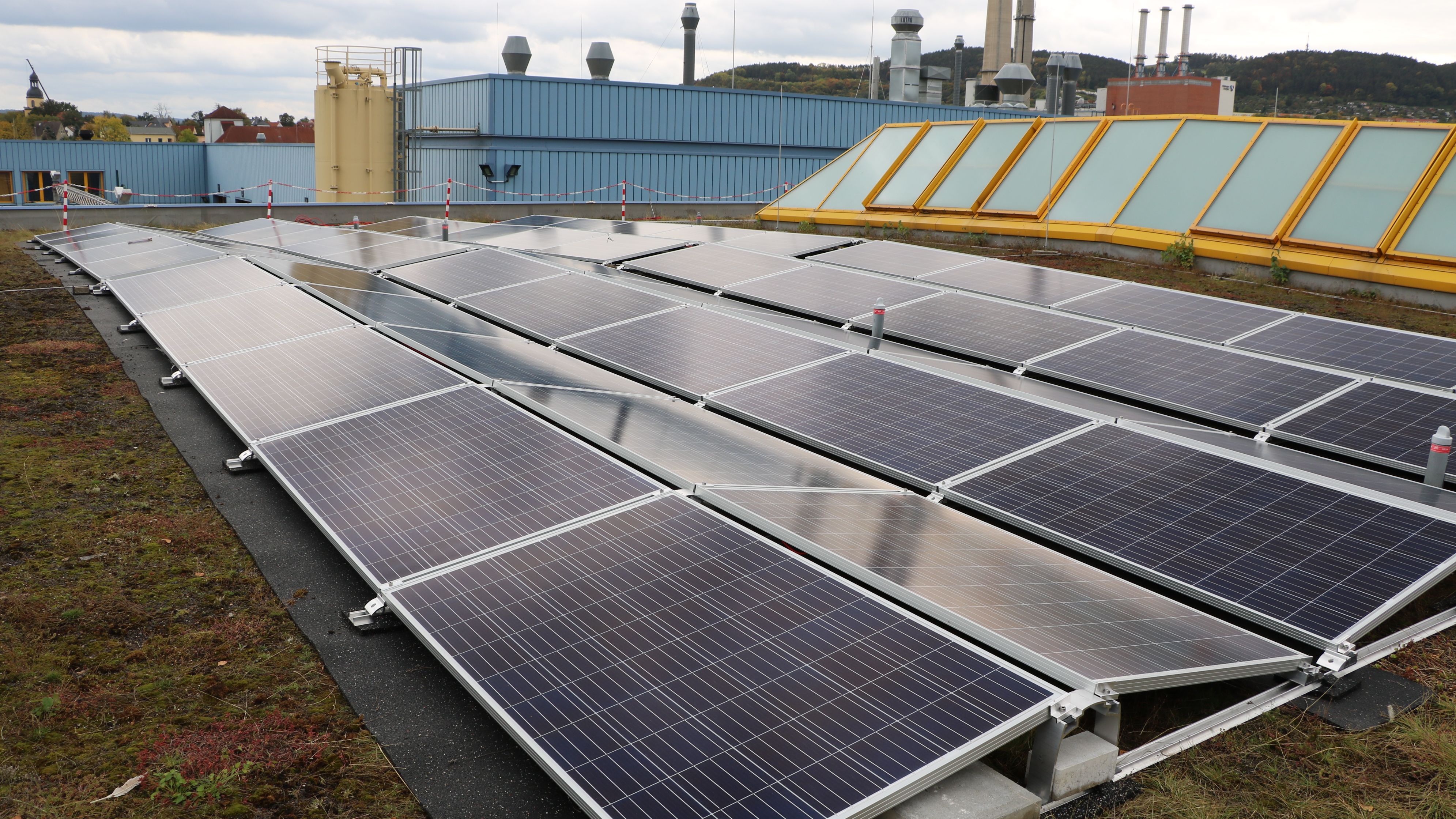 Neue Photovoltaikanlage auf Burgauer Fahrzeug-Abstellhalle