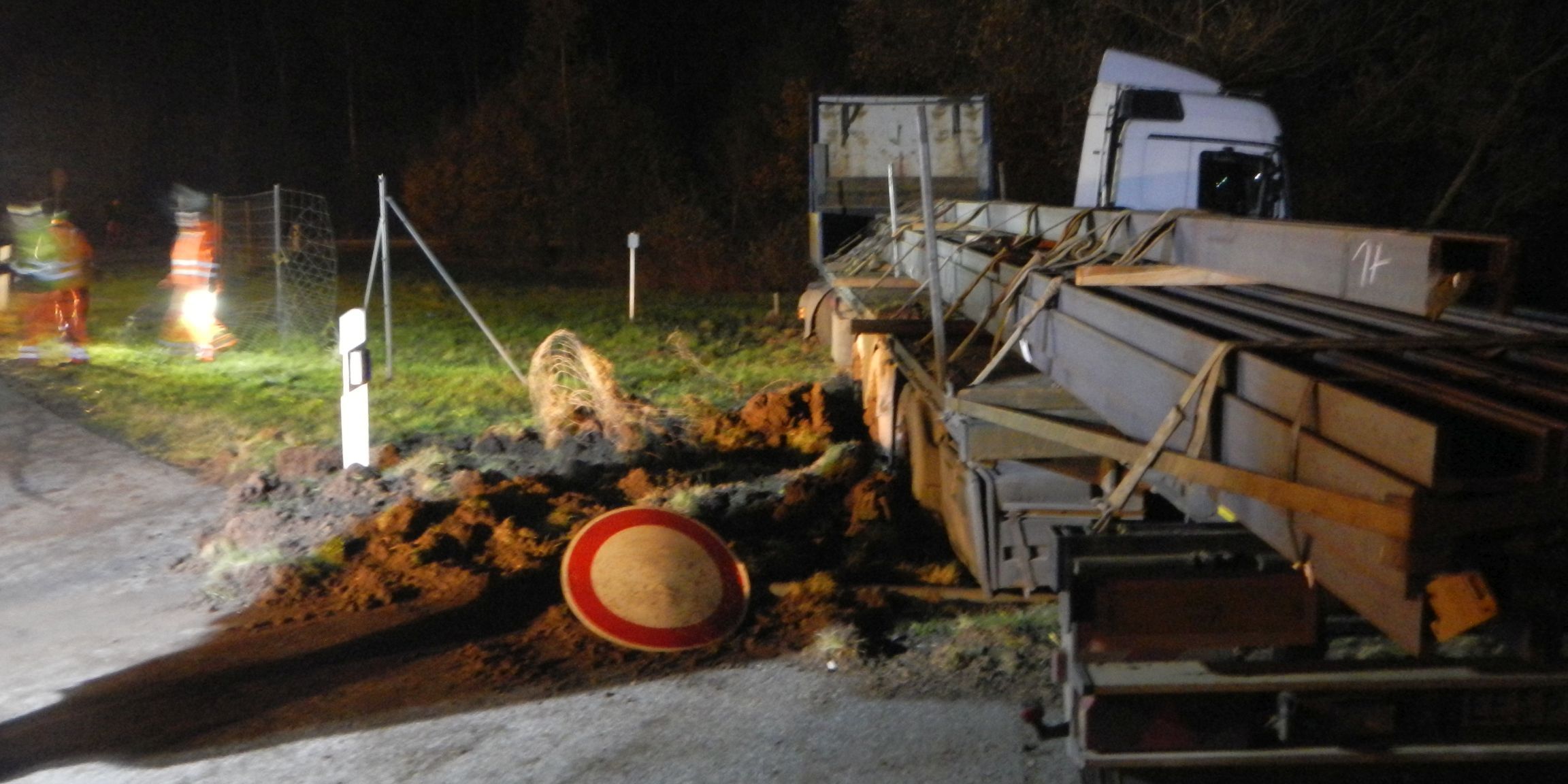 Lastzug rutscht in Böschungsbereich