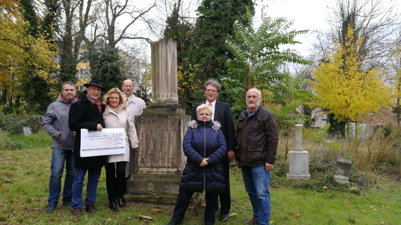 Ehepaar John spendet für Sanierung der Wilhelmi-Grabstelle auf Johannisfriedhof