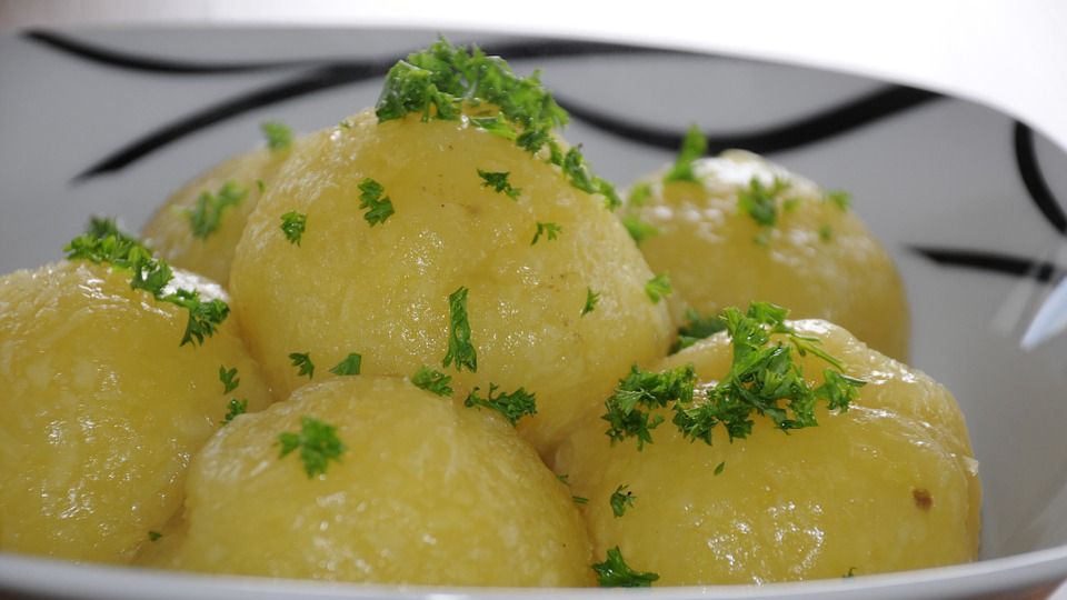 Weihnachtsessen und Weihnachtsbasteln im DRK Bürgertreff