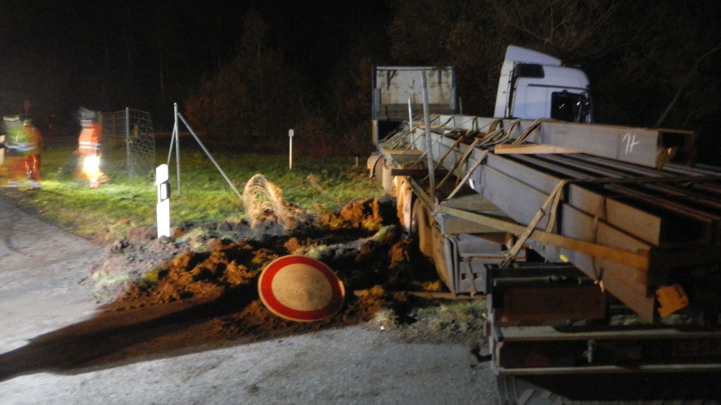 Lastzug rutscht in Böschungsbereich