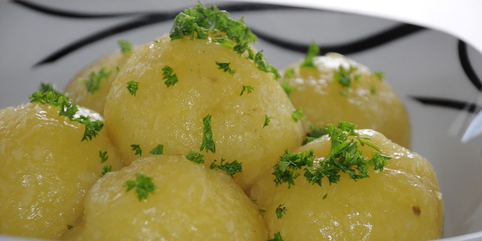 Weihnachtsessen und Weihnachtsbasteln im DRK Bürgertreff