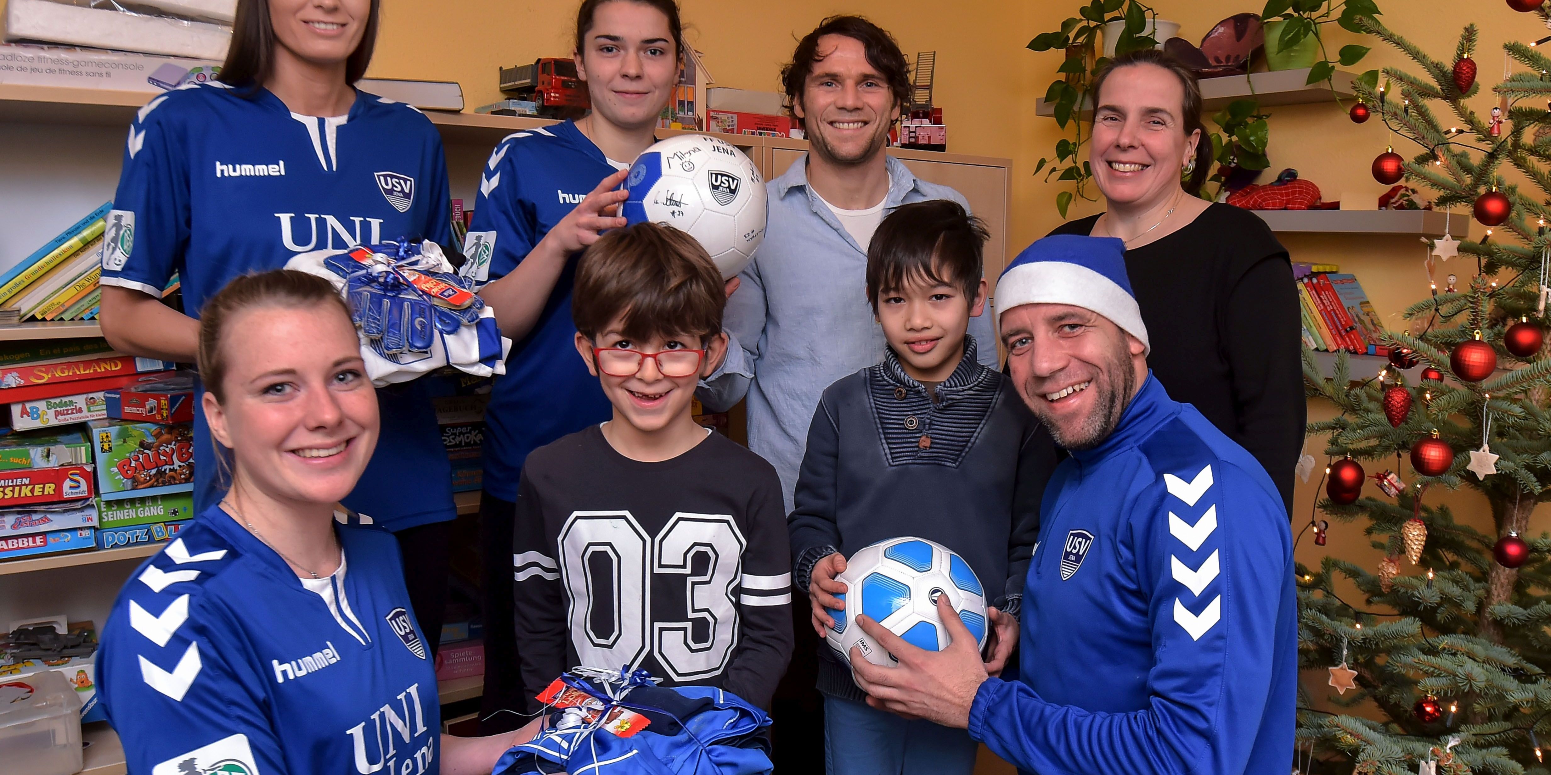 Fußballerinnen verteilten Weihnachtsgeschenke im Kinderheim
