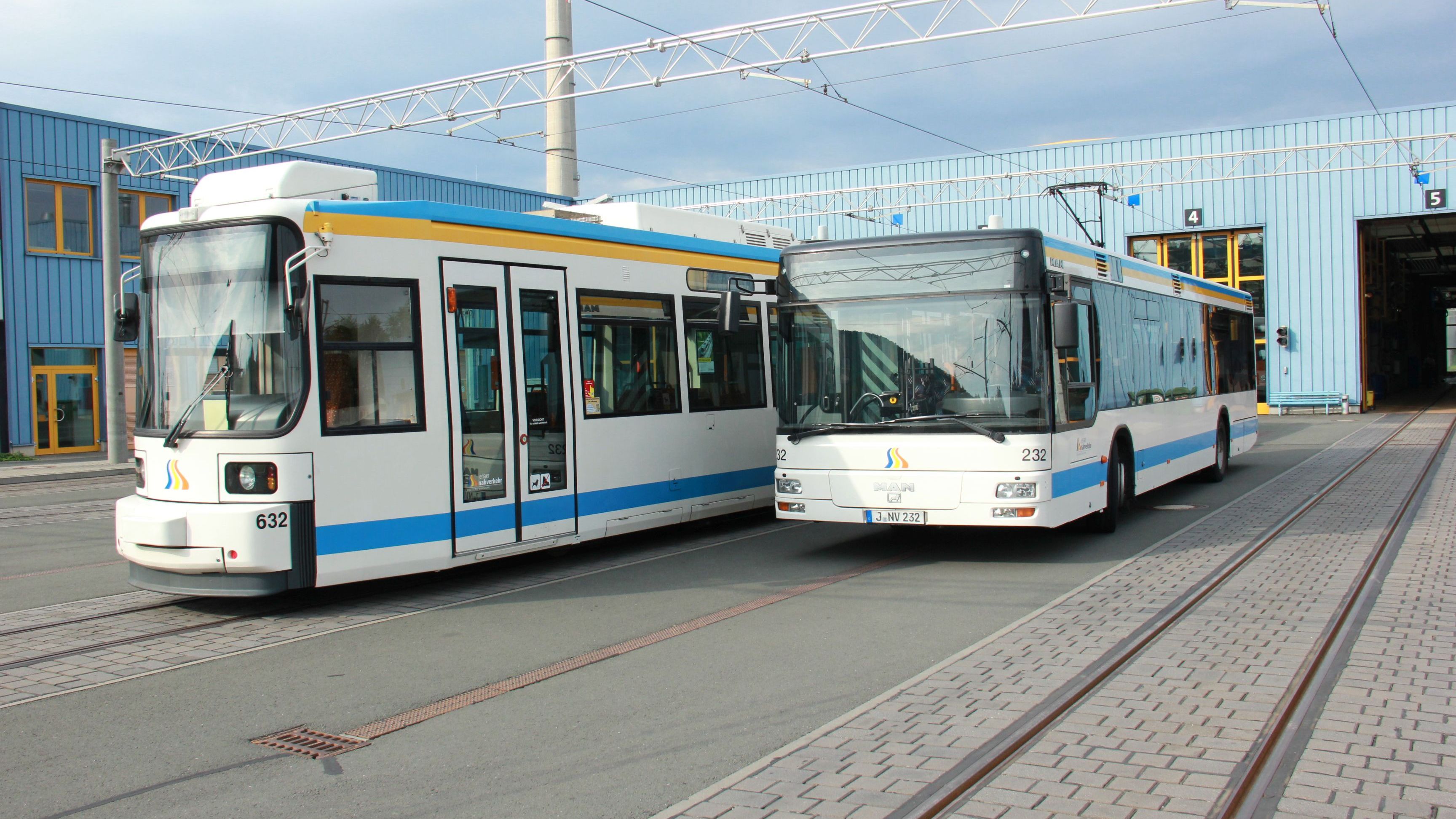 Wie Busse und Bahnen an den Feiertagen fahren Jena TV Sehen, was bewegt. Wie Busse und Bahnen an den Feiertagen fahren Jena TV Sehen, was bewegt.