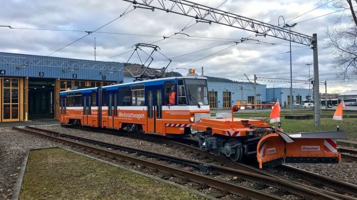 Werkstattwagen als Schneefahrzeug unterwegs