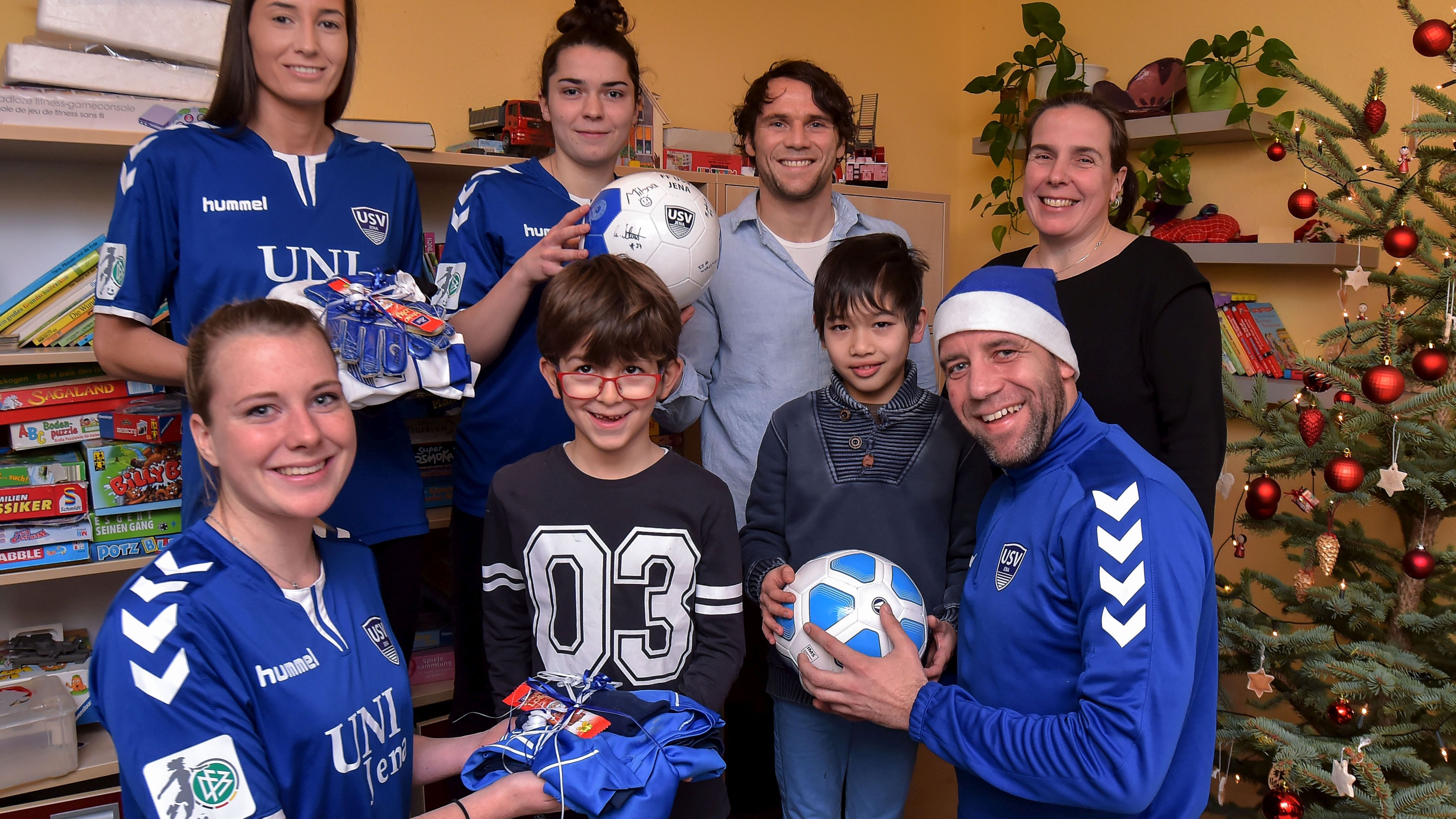 Fußballerinnen verteilten Weihnachtsgeschenke im Kinderheim