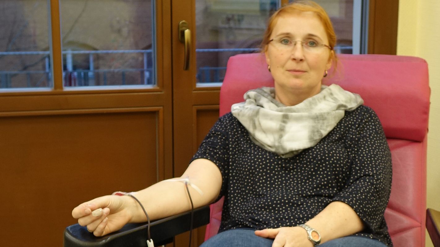 Leitende Pflegekräfte des UKJ gehen bei Blutspende mit gutem Beispiel voran