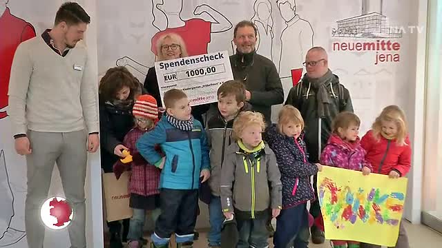 Geld übergeben: Der Kindergarten „Fröbelhaus“ erhielt 1 000 Euro von der Neuen Mitte