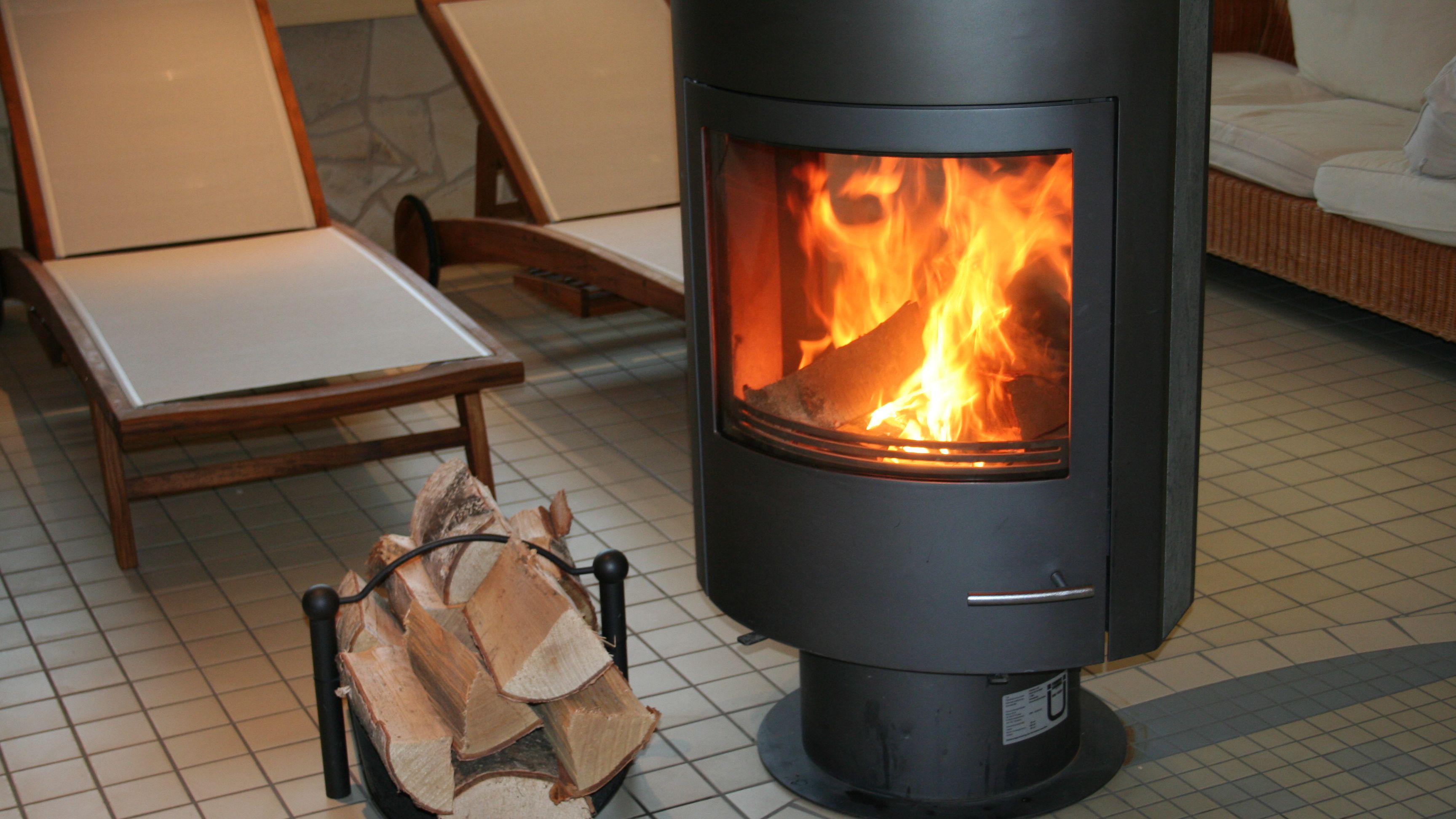 Schnee rieselt zur ersten Saunanacht im neuen Jahr 