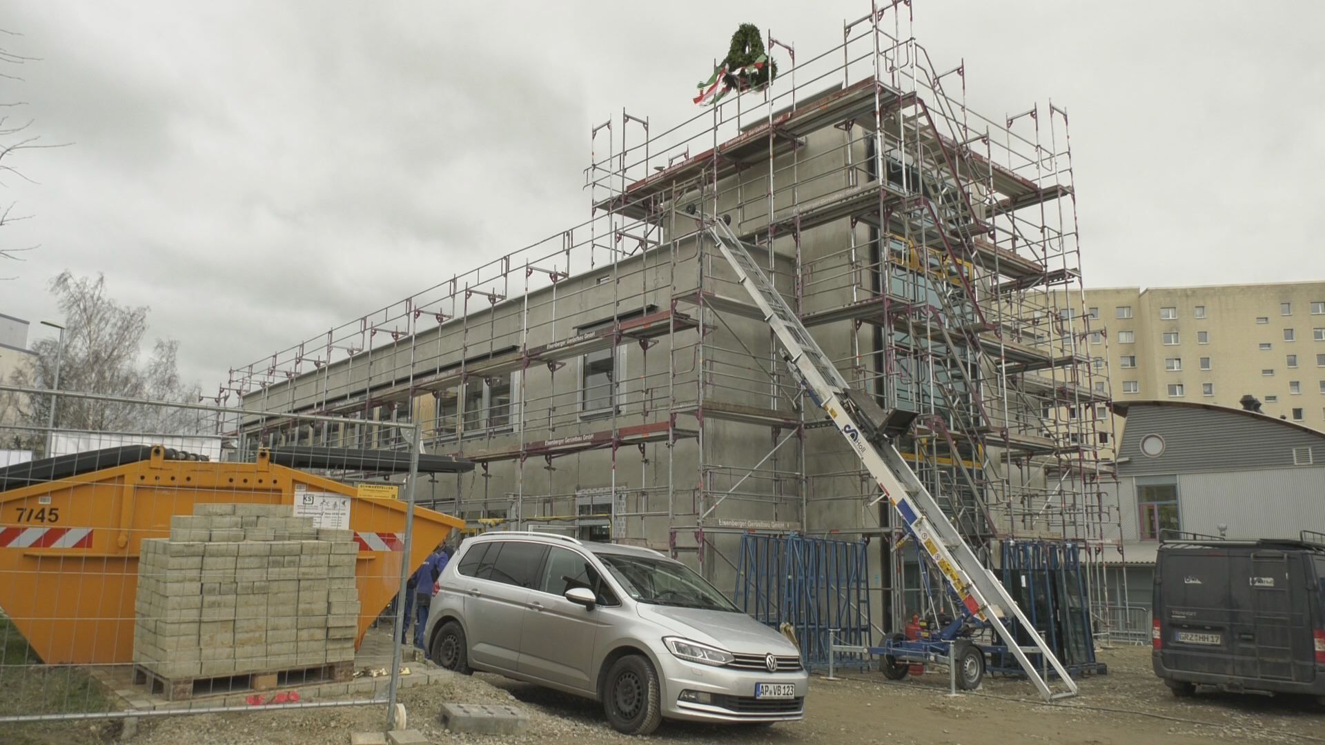 Anfang in Sicht: Am Haus EKKStein in Lobeda-Ost konnte heute Richtfest gefeiert werden